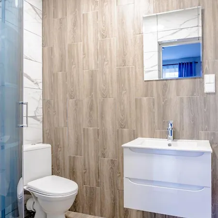 Sosnowe Zacisze - Nowoczesne Blisko Jeziora Homestay *