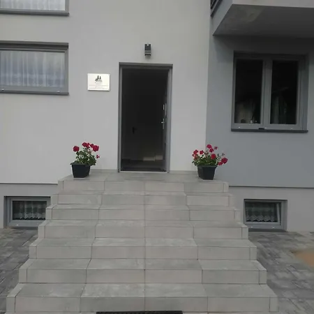 Sosnowe Zacisze - Nowoczesne Blisko Jeziora Homestay