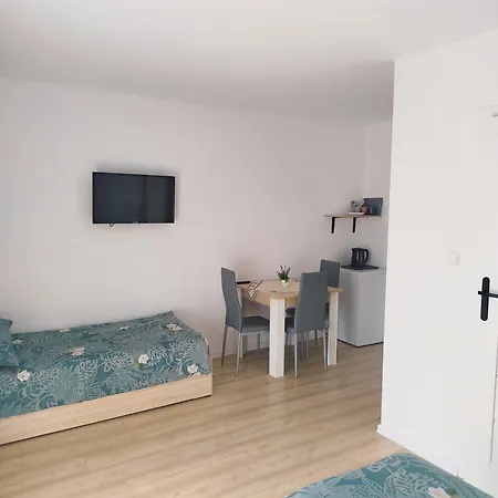 Sosnowe Zacisze - Nowoczesne Blisko Jeziora Homestay *