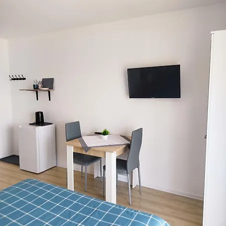 Sosnowe Zacisze - Nowoczesne Blisko Jeziora Homestay